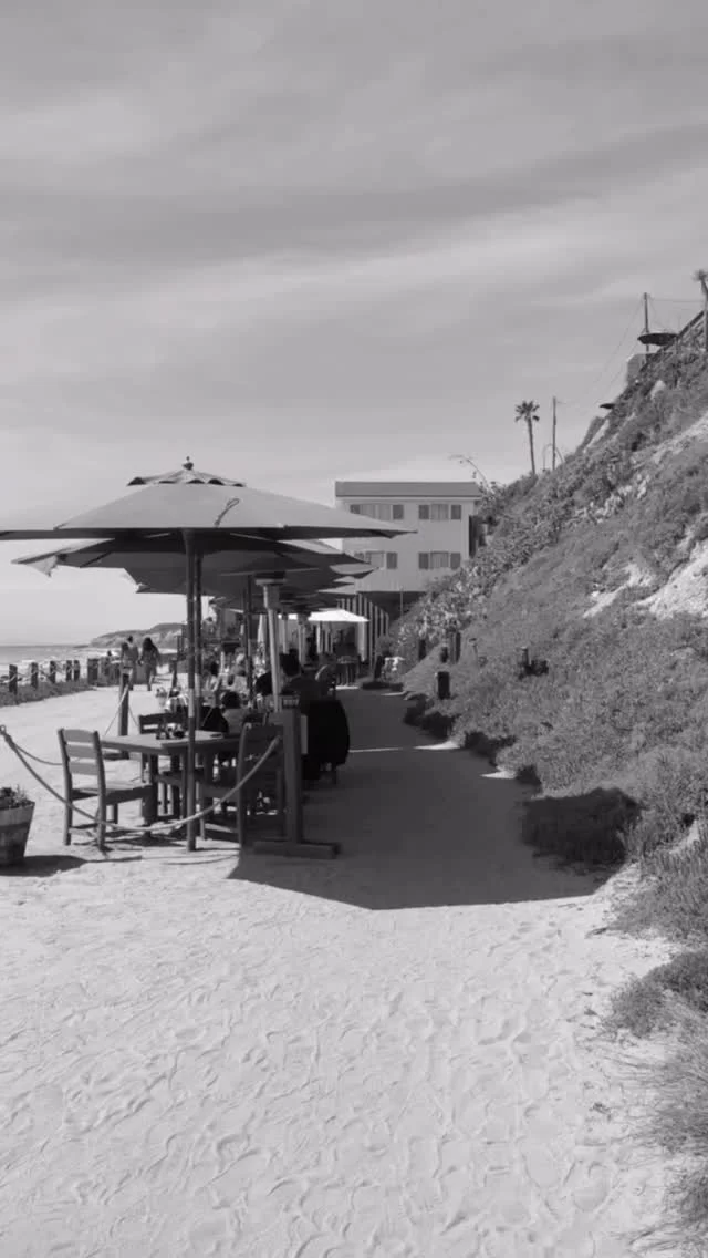 No place like it 🌞 

#TheBeachcomber #NewportBeach #OrangeCounty #BeachfrontDining #PCH #OceanfrontDining